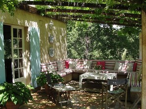 Outdoor dining - Idyllic St Tropez location with pool. Tranquil setting close to all the action. (Ramatuelle)