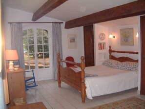 4 bedrooms, in-room safe, iron/ironing board, WiFi - Idyllic St Tropez location with pool. Tranquil setting close to all the action. (Ramatuelle)