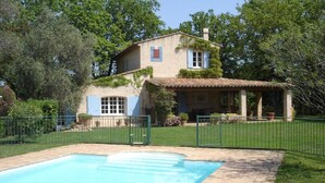 A house with a swimming pool, surrounded by a fenced garden and trees. - Idyllic St Tropez location with pool. Tranquil setting close to all the action. (Ramatuelle)