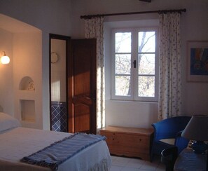 4 bedrooms, in-room safe, iron/ironing board, WiFi - Idyllic St Tropez location with pool. Tranquil setting close to all the action. (Ramatuelle)