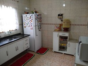 Four à micro-ondes, un four, surface de cuisson