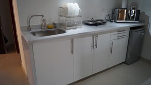 Kühlschrank, Mikrowelle, Ofen, Wasserkocher