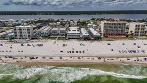 Beach nearby - Recently refurnished condo directly on the beach! (Gulf Shores)