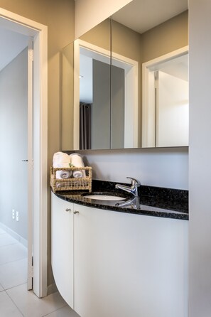 Dusche, Haartrockner, Handtücher, Seife