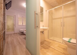 Bathtub, towels - Agi Gloria Rooms 401 Hostel for rent in Roses Girona. (Roses)
