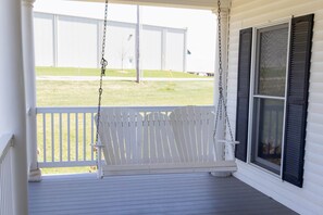 Terrace/patio - The Gathering: Premier stay for Large Groups (Millersburg)
