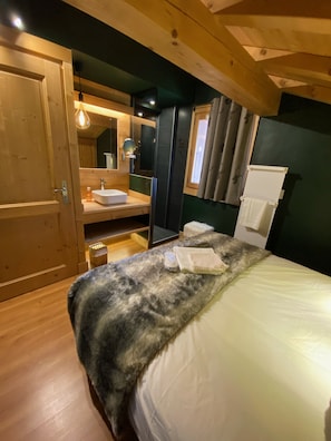 3 bedrooms, in-room safe, soundproofing, free WiFi