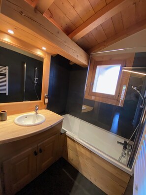 Combined shower/bathtub, hair dryer, slippers, towels - Chalet Individual warm (Megève)