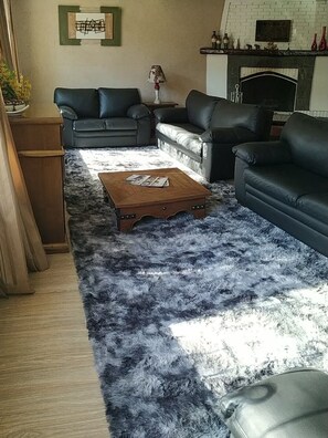 32-inch LCD TV with digital channels, TV - Hotel Geneve (Campos do Jordão)