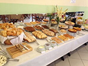 Free self-service breakfast on weekends  - Hotel Geneve (Campos do Jordão)