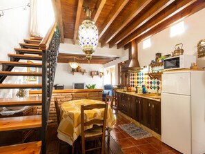 Fridge, microwave, coffee/tea maker, toaster - Nice rustic house with charm in Nigüelas (Nigüelas)