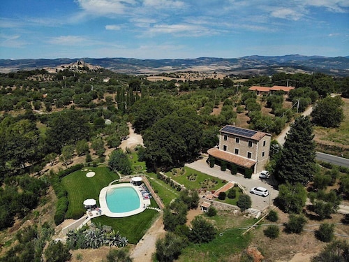 Villa Fanciulla: upea kolmikerroksinen kivirakennettu huvila.