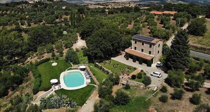 Villa Fanciulla: upea kolmikerroksinen kivirakennettu huvila.