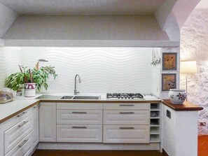 Jääkaappi, mikroaaltouuni, liesi, astianpesukone