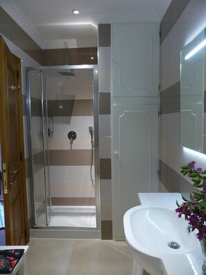 Shower, towels - Villa Fanciulla: A splendid three-story villa made of stone, with Free WI-FI. (Manciano)