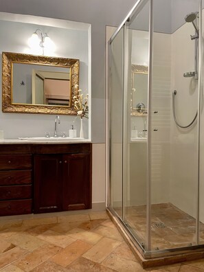 Shower, hair dryer, bidet, towels - Palazzo Lauri, period residence (Spoleto)
