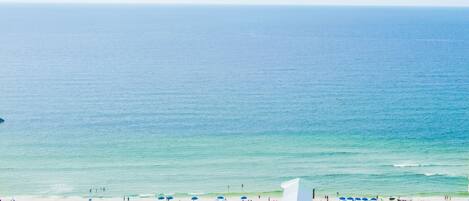 Playa en los alrededores y camastros