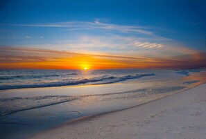 Una spiaggia nelle vicinanze, lettini da mare