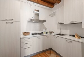 Frigorifero, microonde, forno, piano cottura