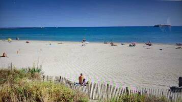 Vlak bij het strand, ligstoelen