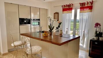 Een koelkast, een microgolfoven, een oven, een kookplaat