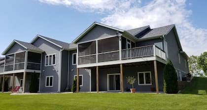 Cozy 4+ Bed 3 Bath Screened in Porch, Fire Pit, yard games - 19 min to Madison