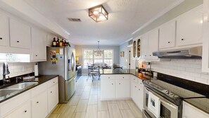 Kjøleskap, mikrobølgeovn, ovn og kokeplater