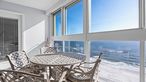 Dining - Large beachfront condo-glass enclosed balcony (Gulf Shores)
