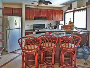 Full-size fridge, microwave, oven, stovetop