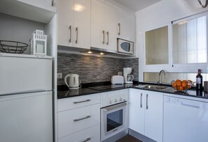 ثلاجة، ميكروويف، فرن، غسالة أطباق