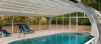 アラゴンのピレネー山脈近くのシエラデグアラのプール、庭園、ジャグジー付きの家