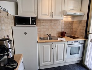 Fridge, microwave, oven, coffee/tea maker