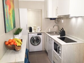 Kühlschrank, Mikrowelle, Wasserkocher mit Kaffee-/Teezubehör, Toaster