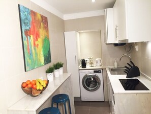 Kühlschrank, Mikrowelle, Wasserkocher mit Kaffee-/Teezubehör, Toaster