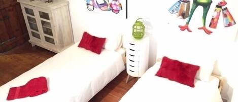 2 habitaciones, tabla de planchar con plancha, internet y ropa de cama