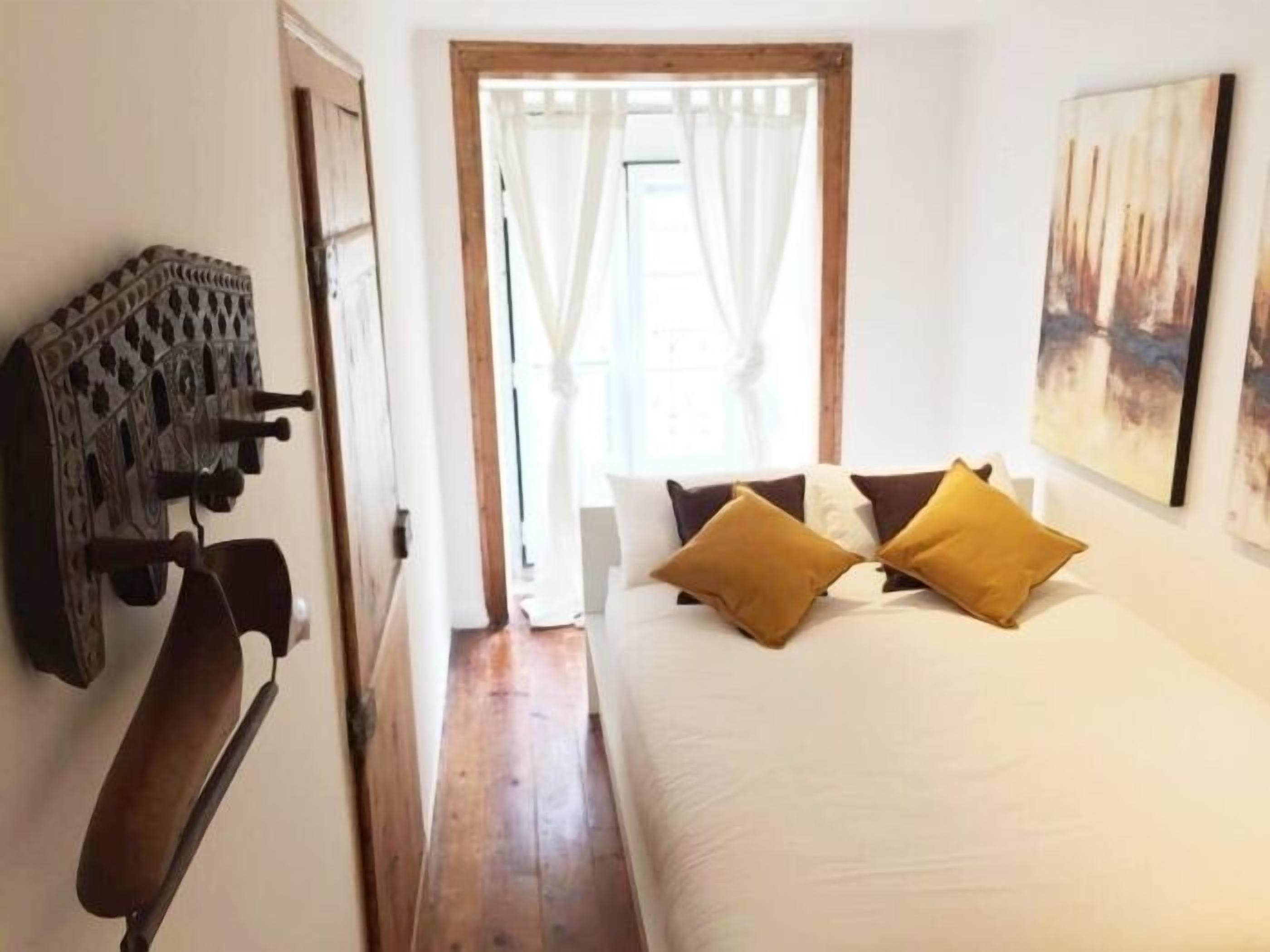 2 bedrooms, iron/ironing board, internet, bed sheets