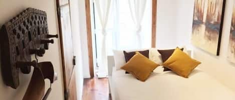 2 bedrooms, iron/ironing board, internet, bed sheets