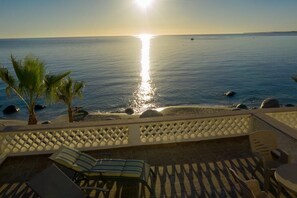 Terrace/patio - Tranquil and Relaxing Beachfront Condo with Exceptional Views! (Los Barriles)