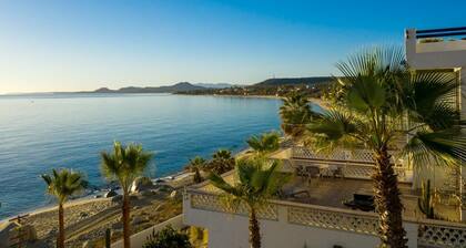 Tranquil and Relaxing Beachfront Condo with Exceptional Views!