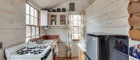 Coffee/tea maker, fridge, microwave, stovetop