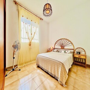 4 chambres, fer et planche à repasser, Wi-Fi, literie fournie