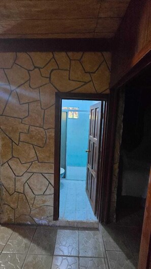 Habitación triple familiar | Baño | Regadera, regadera tipo lluvia, amenidades de baño gratuitas, toallas 