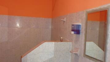 標準雙人房, 2 張標準雙人床 | 浴室 | 淋浴設備、淋浴花灑、免費盥洗用品、毛巾