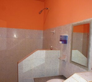 Standard-Doppelzimmer, 2 Doppelbetten | Badezimmer