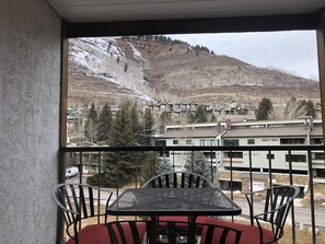 Outdoor dining - Come ski Vail Free WiFi, parking, coffee, gym, and shuttle  (Vail)