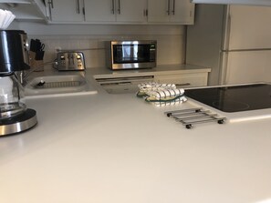 Microwave, dishwasher, coffee/tea maker, cookware/dishes/utensils - Come ski Vail Free WiFi, parking, coffee, gym, and shuttle  (Vail)
