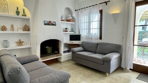 Een televisie en een open haard