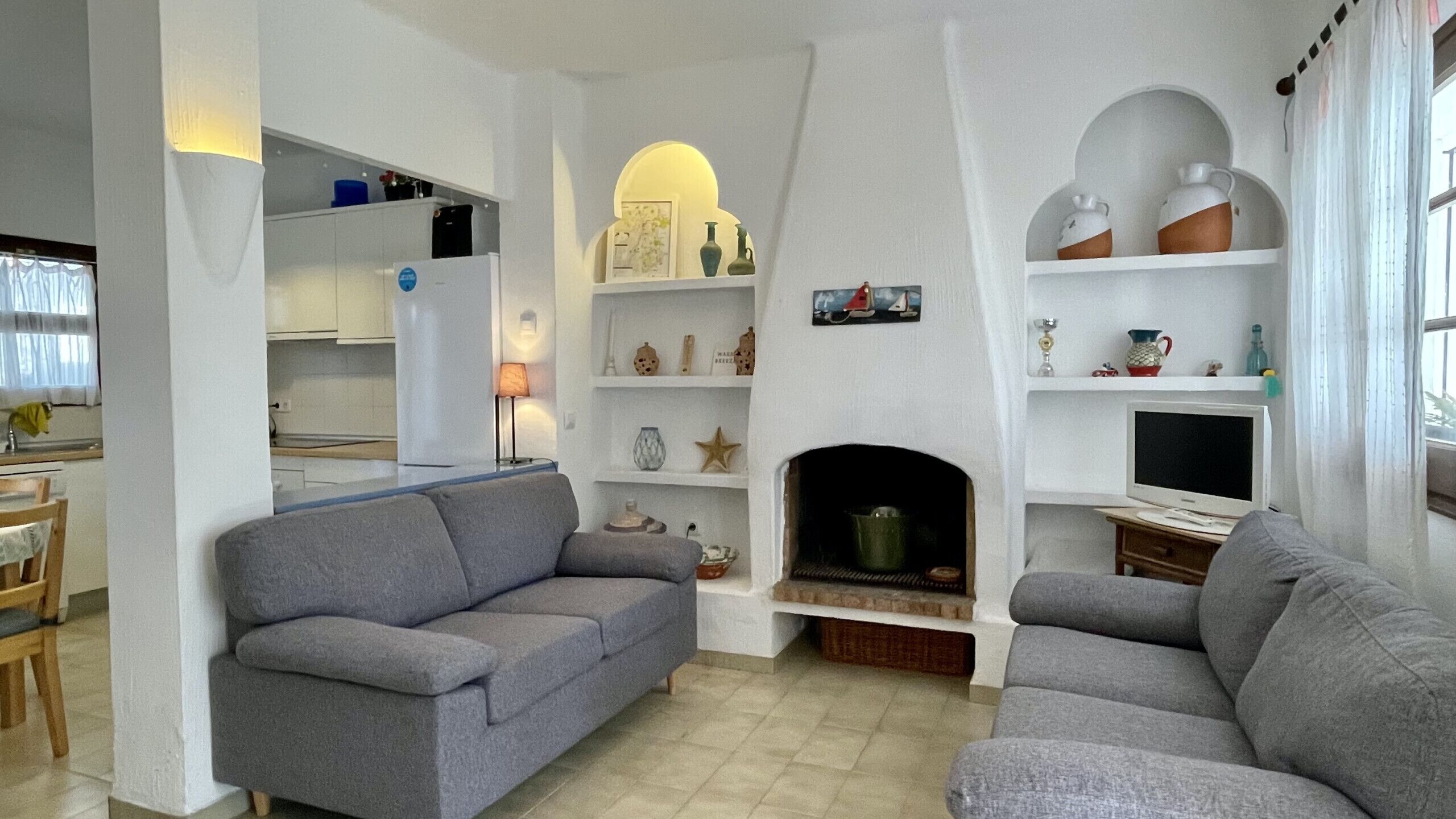 TV, fireplace