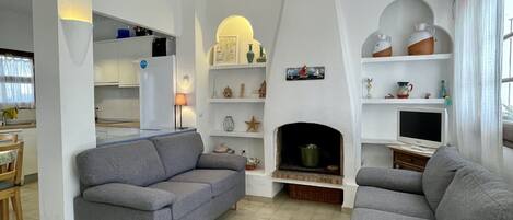 TV, fireplace