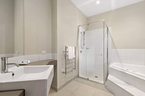 Bathtub, towels - Bell St Apartments I Walk to everything in Torquay (Torquay)